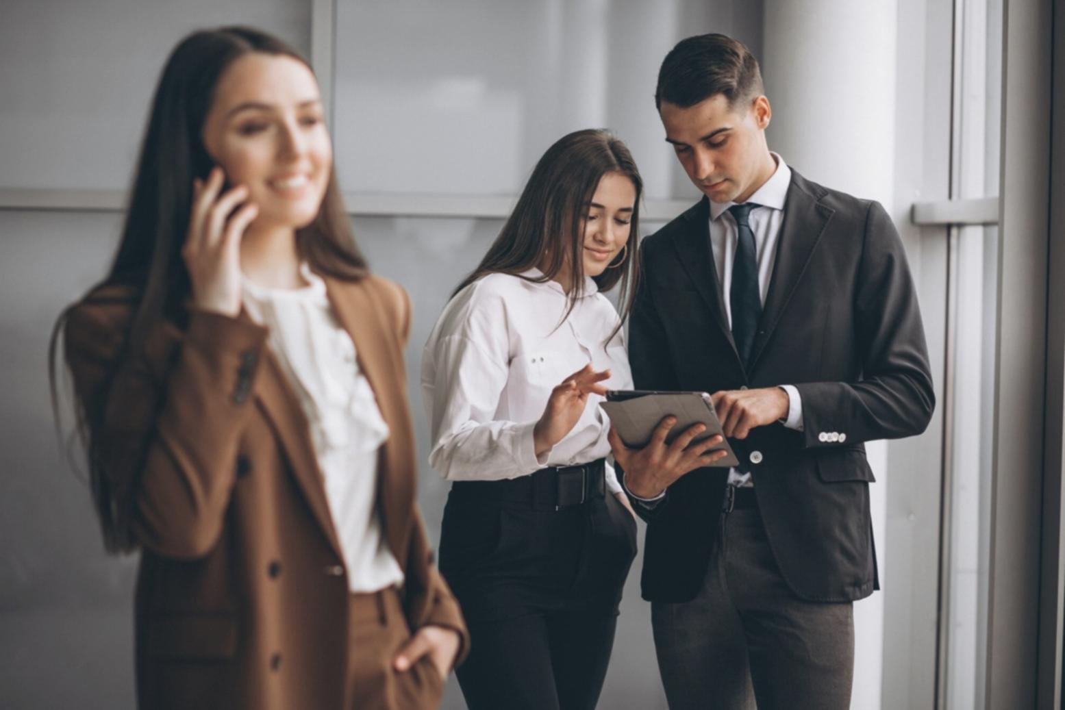 Team collaborativo che lavora su progetti di rete innovativi