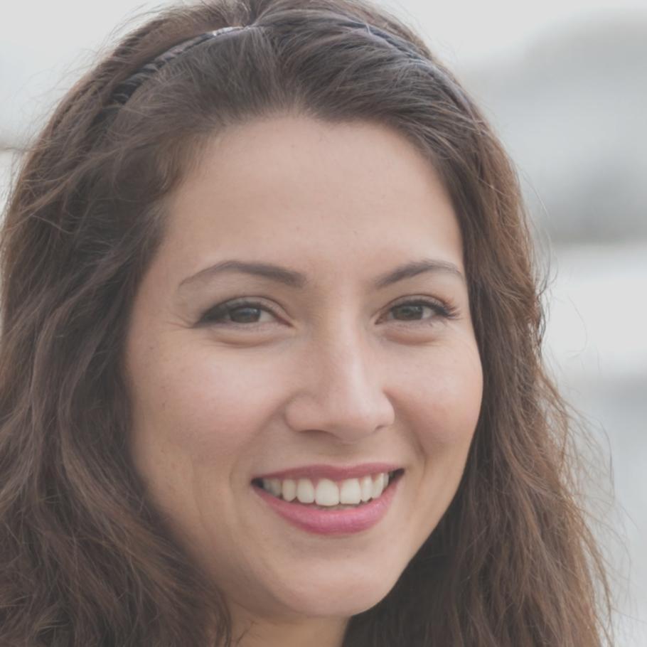 Elena Rossi, esperta in sicurezza informatica e gestione sistemi